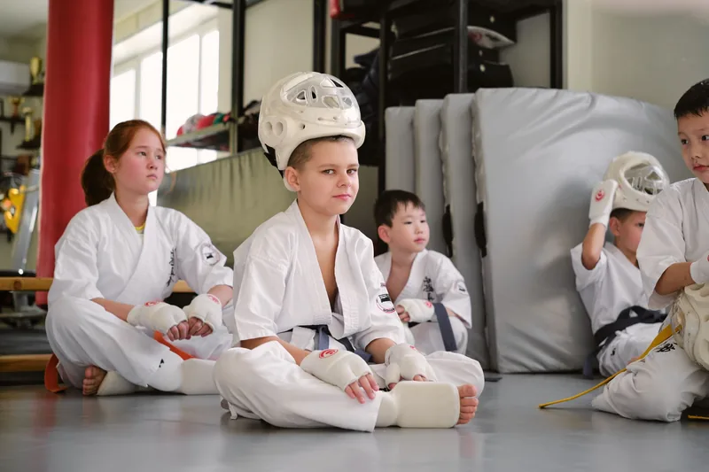 Kids grappling class showing the confidence and discipline benefits of jiu jitsu for children