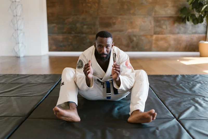 A student training in the traditional kimono, the gi side of the gi vs no gi question