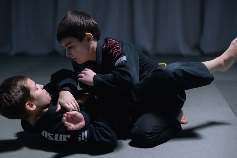 No-gi grappling in rash guards and shorts, where grips replace gi handles